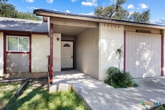 2016 Nevada St in San Marcos, TX - Building Photo - Building Photo
