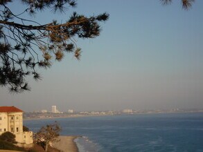 18111 Coastline Dr in Malibu, CA - Foto de edificio - Building Photo