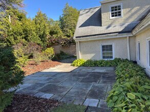 4 Sycamore Ln in West Hartford, CT - Building Photo - Building Photo