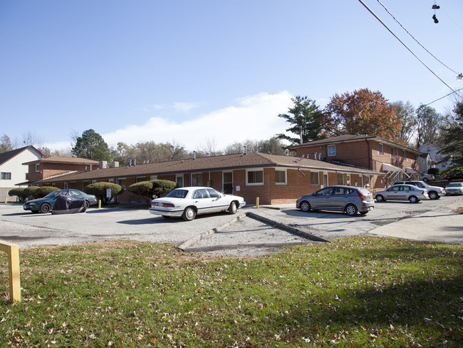 6430 Urbandale Ave in Des Moines, IA - Foto de edificio - Building Photo