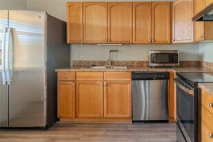 16431 Blatt Blvd, Unit 103 in Weston, FL - Building Photo