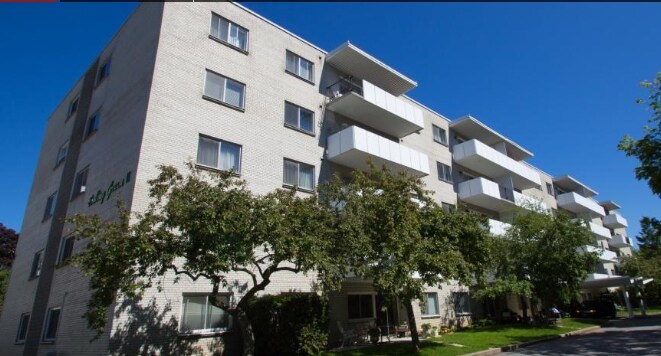 Bowling Green II in Kingston, ON - Building Photo