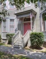 318 W Hall St in Savannah, GA - Building Photo