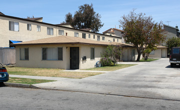 7891-7901 Macdonald Ave in Huntington Beach, CA - Foto de edificio - Building Photo