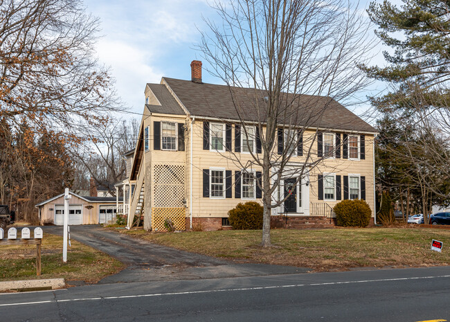 168 Bridge St in Suffield, CT - Foto de edificio - Building Photo