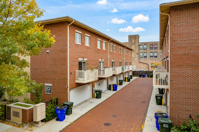 Shengshi Square in Chicago, IL - Foto de edificio - Building Photo