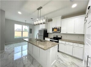 5514 N Crown Pt in Pharr, TX - Foto de edificio - Building Photo