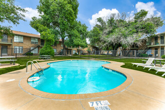 Dell Marr in Garland, TX - Foto de edificio - Building Photo