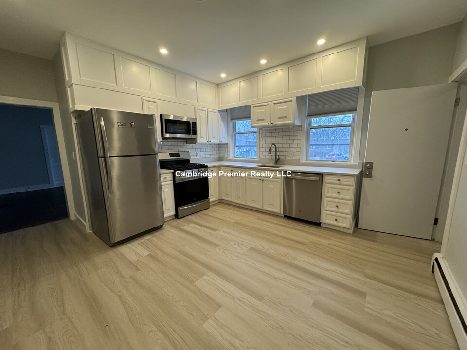 158 Holland St, Unit 1 in Somerville, MA - Building Photo