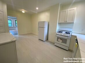 1855 Beacon St, Unit 2 in Brookline, MA - Building Photo - Building Photo