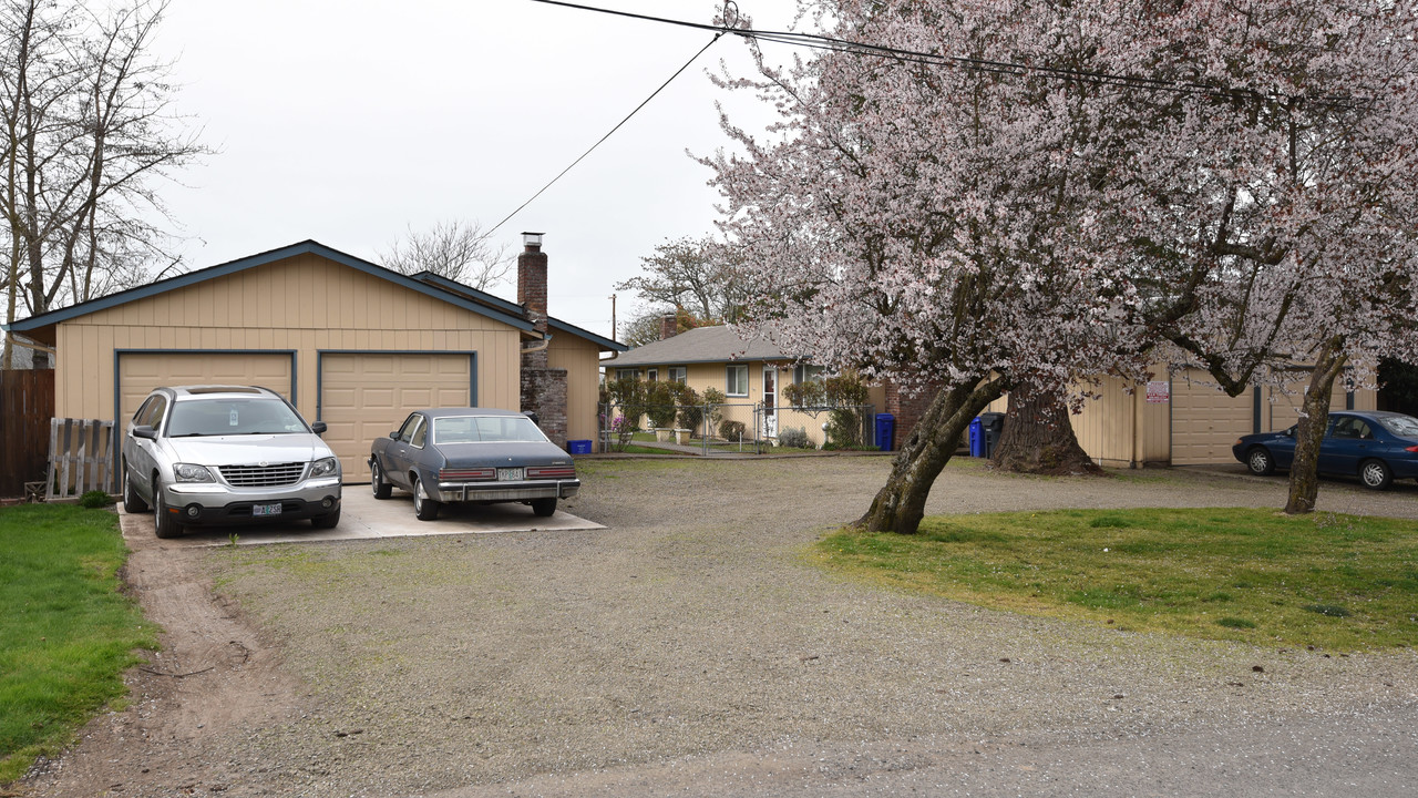 Metzler Apartments in Molalla, OR - Foto de edificio