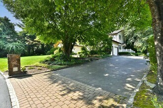24 Aldgate Dr W in Manhasset, NY - Building Photo - Building Photo
