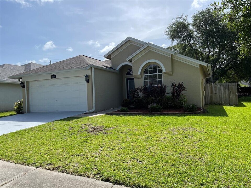 1527 Scotch Pine Dr in Brandon, FL - Building Photo