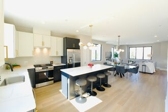 Townhomes at Pointe Drive in Northbrook, IL - Building Photo - Building Photo