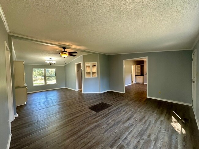 1560 Barzee Dr in Sumter, SC - Building Photo - Building Photo