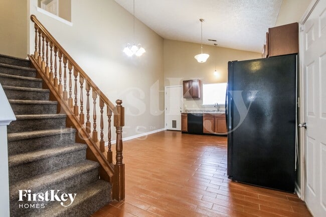 1056 Oak Leaf Rd in Franklin, IN - Foto de edificio - Building Photo