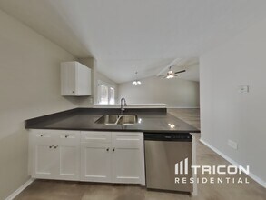 5708 St Thomas Dr in Lithonia, GA - Building Photo - Building Photo