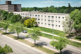 Redfern Apartments in Winnipeg, MB - Building Photo - Building Photo