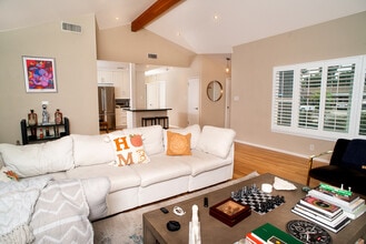 6458 Hanna Ave in Woodland Hills, CA - Building Photo - Building Photo