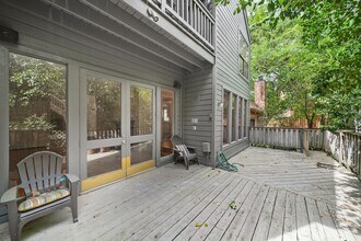 130 Sugar Berry Cir in Houston, TX - Building Photo - Building Photo