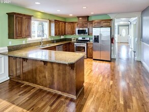 3289 3rd St in Hubbard, OR - Foto de edificio - Building Photo