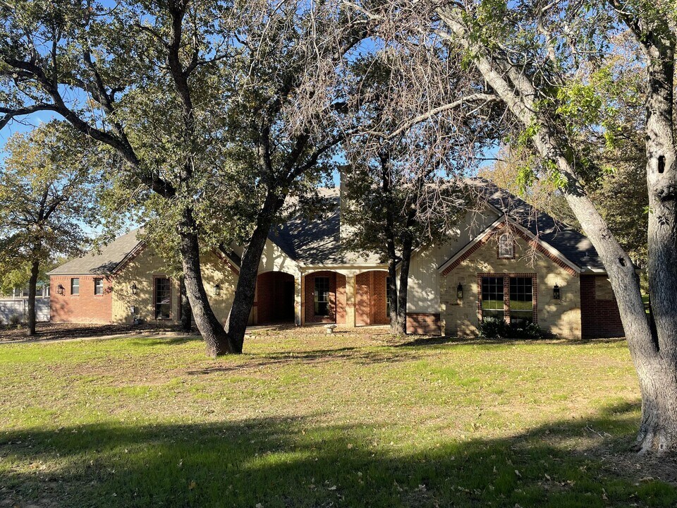 101 Oakwood Dr in Weatherford, TX - Building Photo