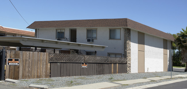 1915 Clayton Way in Concord, CA - Foto de edificio - Building Photo