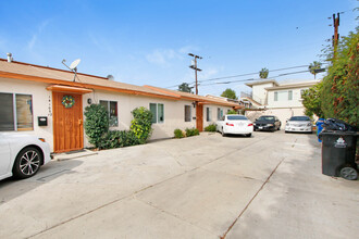 14105 Calvert St in Van Nuys, CA - Building Photo - Building Photo