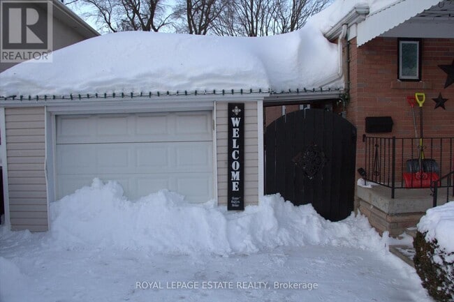 208 Oakridge Dr in Toronto, ON - Building Photo - Building Photo