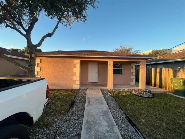 319 NE 35th Ct in Oakland Park, FL - Building Photo - Building Photo