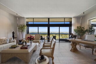 2450 Presidential Way in Palm Beach, FL - Building Photo - Building Photo