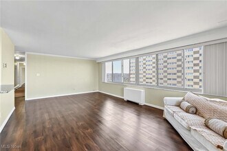 12520 Edgewater Dr in Lakewood, OH - Foto de edificio - Building Photo