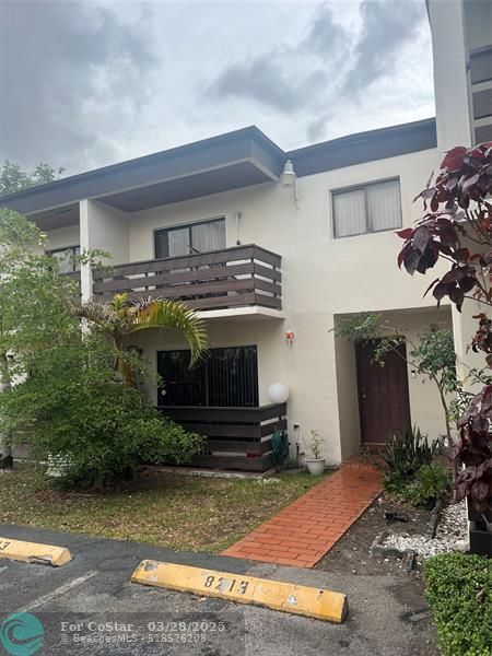 8213 NW 7th St in Miami, FL - Foto de edificio