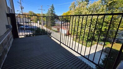 10900 W Bluemound Rd, Unit 215 in Wauwatosa, WI - Foto de edificio - Building Photo