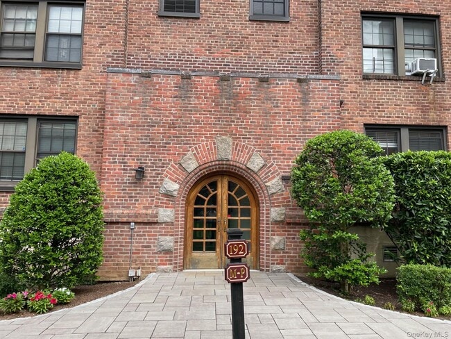 192 Garth Rd in Scarsdale, NY - Building Photo - Building Photo