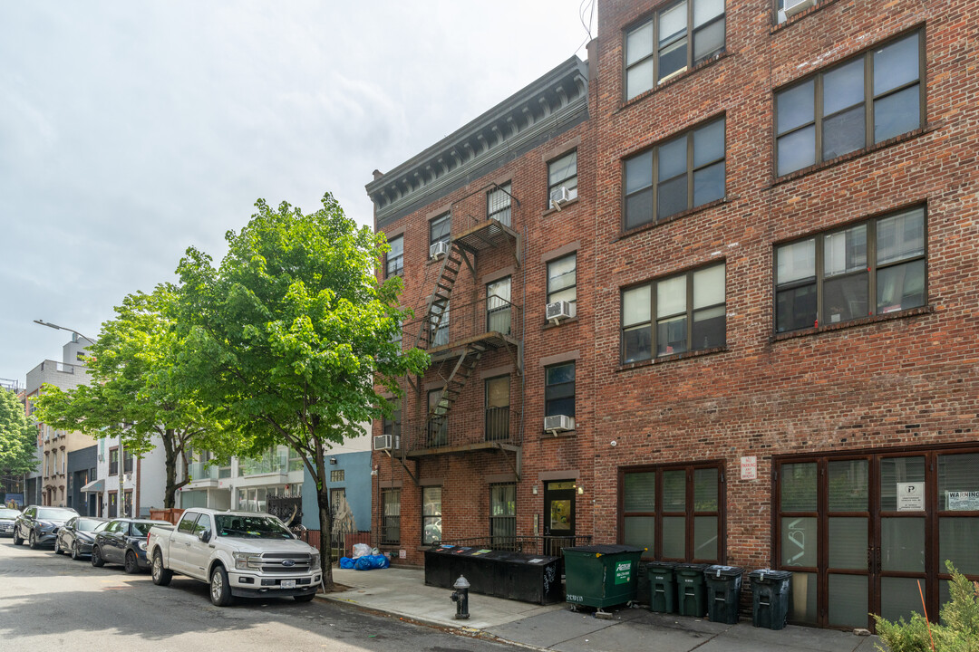 60 N 8th St in Brooklyn, NY - Building Photo