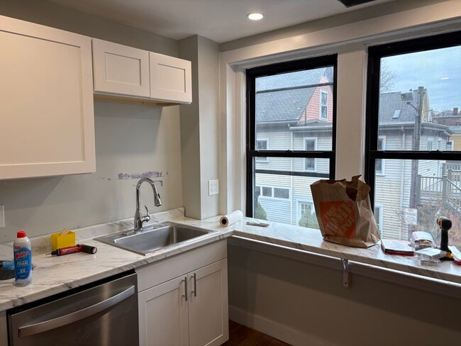 2020 Massachusetts Ave, Unit 2 in Cambridge, MA - Foto de edificio - Building Photo