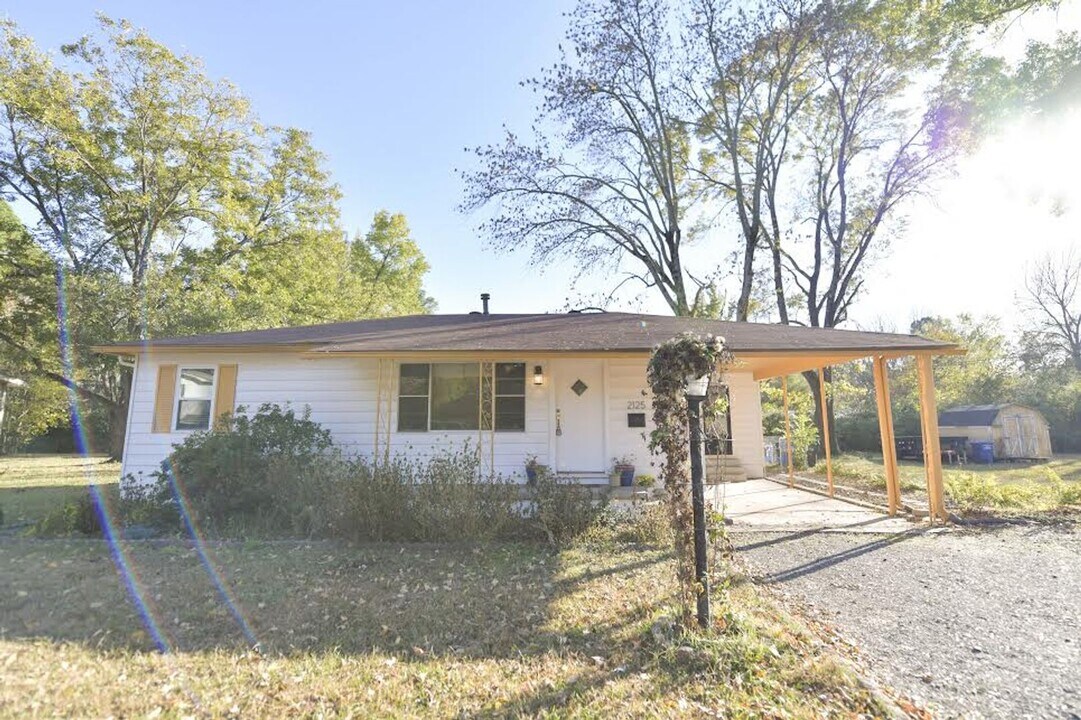 2125 Hairston St in Conway, AR - Building Photo