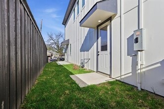 324 N Patton Ave in Dallas, TX - Building Photo - Building Photo