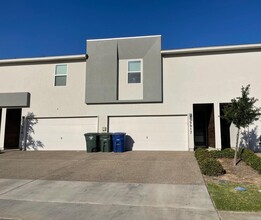 9917 Bijan Dr in Laredo, TX - Foto de edificio - Building Photo
