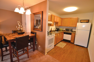 Deer Valley Apartments in Guilderland, NY - Building Photo - Building Photo