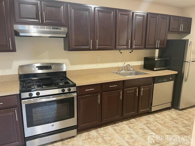 1301 Cricket Ln in Woodbridge, NJ - Building Photo - Building Photo