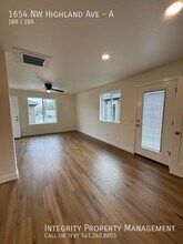 1654 NW Highland Ave in Grants Pass, OR - Building Photo - Building Photo
