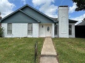 2825 Stoneridge Dr in Garland, TX - Building Photo