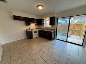 110 Merlin Rd in Laredo, TX - Foto de edificio - Building Photo