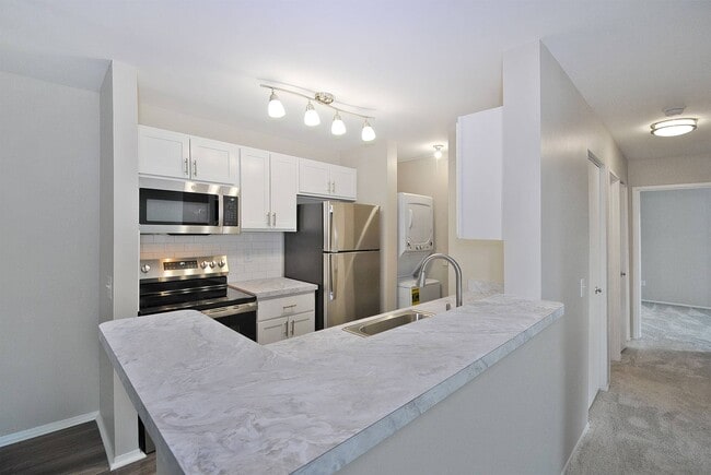 Village of Canton Apartments in Canton, MI - Foto de edificio - Building Photo