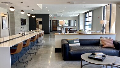 Post House in Evansville, IN - Foto de edificio - Building Photo