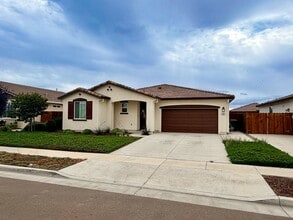 2035 Greenbriar Dr in Los Banos, CA - Building Photo - Building Photo
