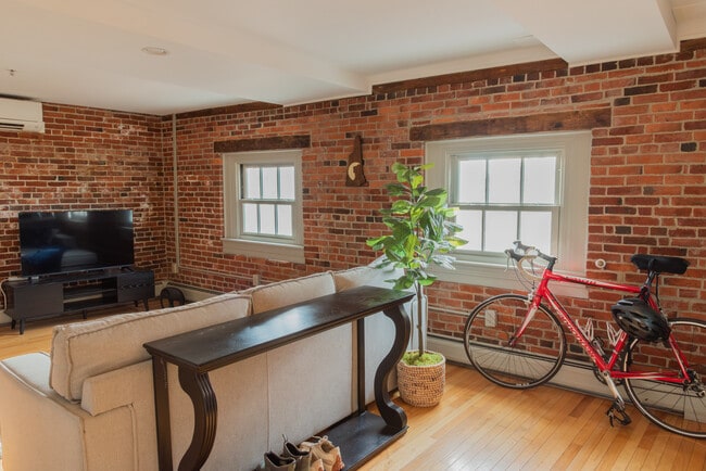 159 State St, Unit 4A in Portsmouth, NH - Building Photo - Building Photo