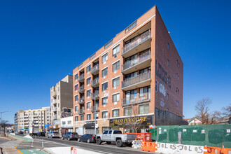 82-25 Queens Blvd in Elmhurst, NY - Foto de edificio - Primary Photo